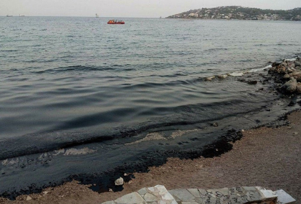 Τα διεθνή ΜΜΕ σχολιάζουν την οικολογική καταστροφή από το πετρέλαιο στο Σαρωνικό (βίντεο)